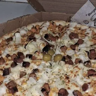 Pizza da casa com calabresa e milho