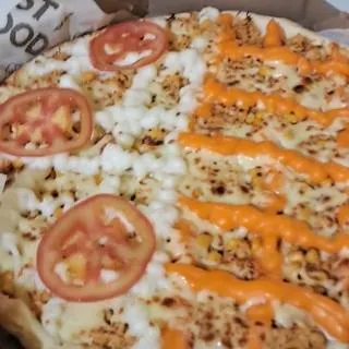 Pizza de frango com milho e tomate