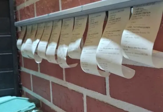 Comandas de pedidos penduradas na parede — o delivery caseiro rodando